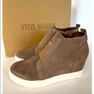 Steve Madden Flavy suede wedge Sneakers. Taupe. Size 9 NWT, and box.